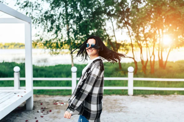 Mujer joven divirtiéndose al aire libre —  Fotos de Stock