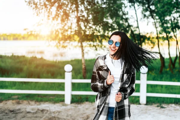 genç bir kadın açık eğleniyor