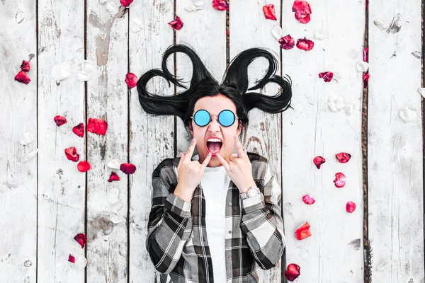 Kalp şekli saç modeli ile kız