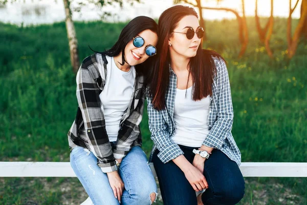 Twee meisjes ontspannen buiten — Stockfoto