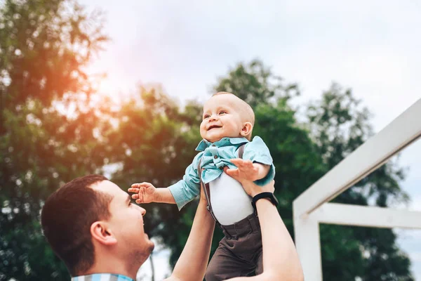 Giovane padre con piccolo figlio — Foto Stock