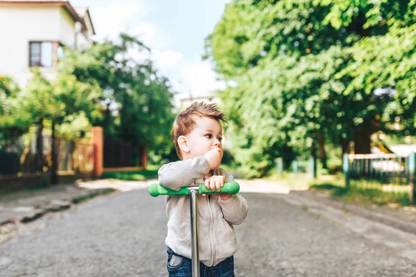 Kleiner Junge fährt Roller — Stockfoto