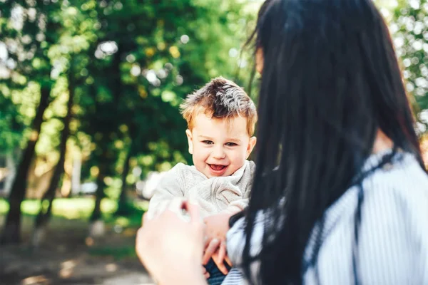 genç anne ile oğlu Parkı