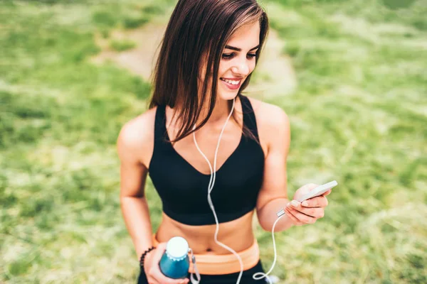 telefon ve şişe suyu kadın ile 