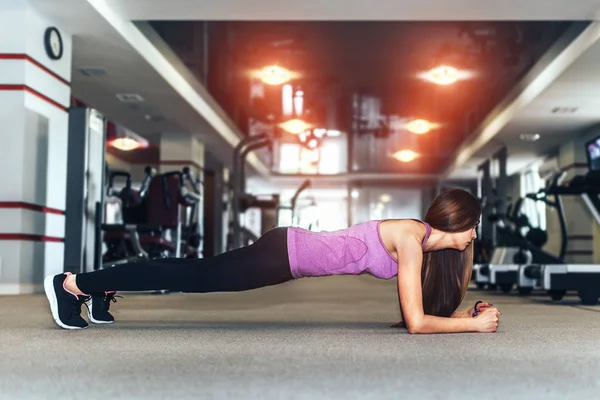 Sportif kız planking egzersiz yaparak