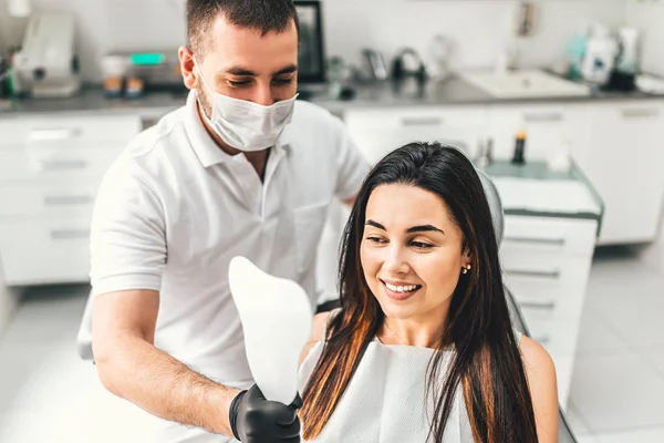 Dentiste montrant le résultat du traitement — Photo