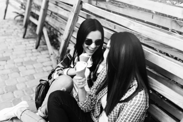 Dos chicas comiendo helado — Foto de Stock