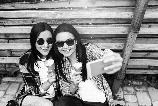 Két lány, hogy selfie — Stock Fotó