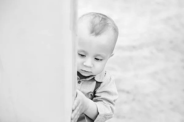 Ragazzino che gioca all'aperto — Foto Stock