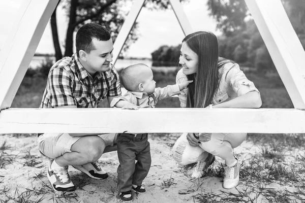 Padres jóvenes jugando con su pequeño hijo —  Fotos de Stock