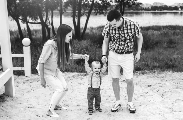 Jovens pais brincando com o pequeno filho — Fotografia de Stock