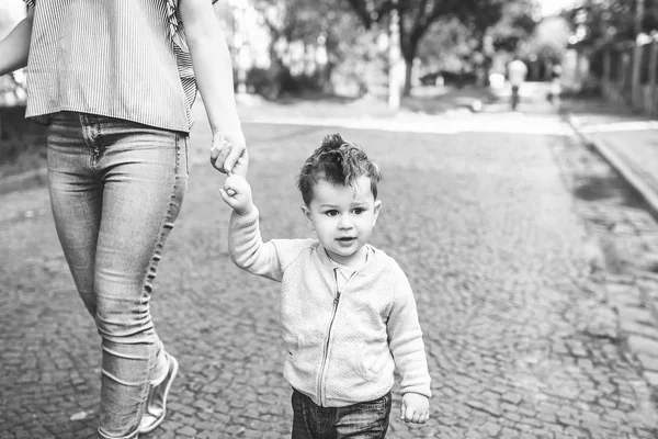 Jonge moeder met kleine zoon buiten — Stockfoto