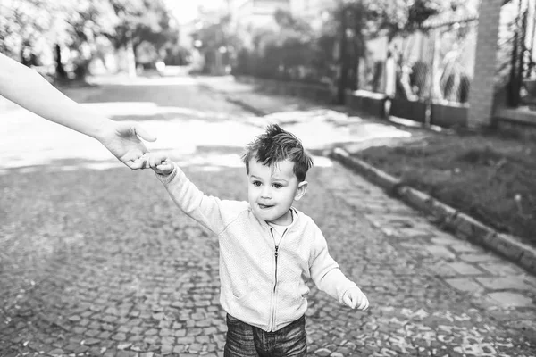 Genç anne ile küçük oğlu açık 