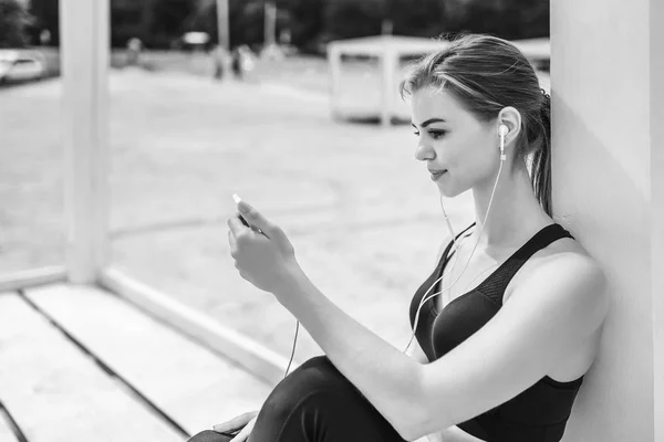 Mujer escuchando música a través de smartphone — Foto de Stock