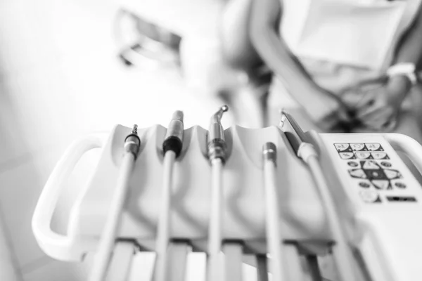 Instrumentos dentales en silla — Foto de Stock