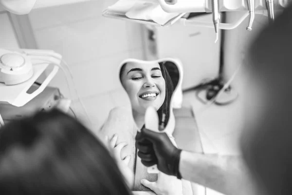 Dentista mostrando resultado del tratamiento — Foto de Stock
