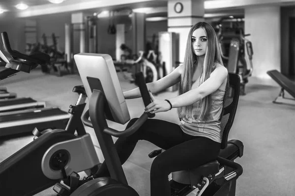 Beden eğitiminde genç bir kadın.