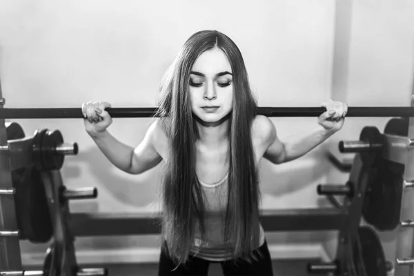 Giovane donna formazione in palestra — Foto Stock