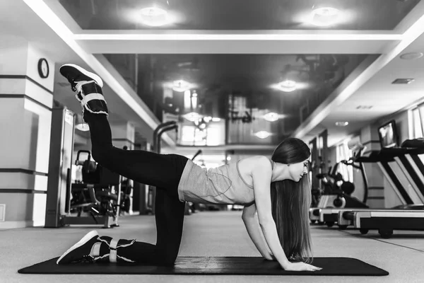 Wanita muda pelatihan di gym — Stok Foto