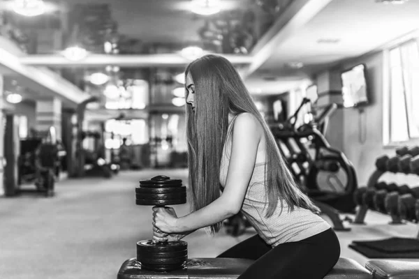 Beden eğitiminde genç bir kadın.