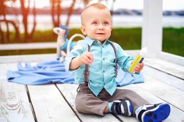 Pequeño niño jugando al aire libre — Foto de Stock