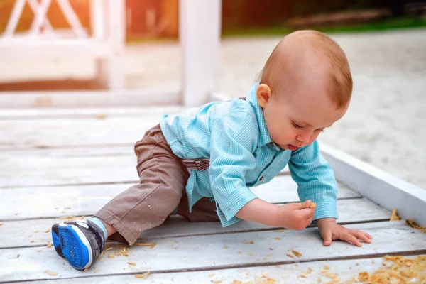 Açık oynayan küçük çocuk 