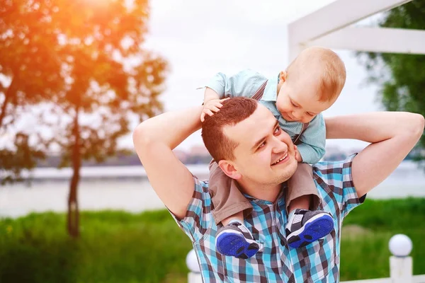 Jovem pai com filho pequeno — Fotografia de Stock