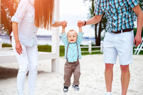 Padres jóvenes jugando con su pequeño hijo —  Fotos de Stock