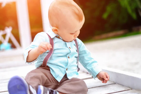 Petit garçon jouer en plein air — Photo