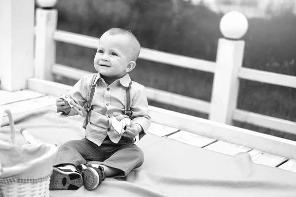 Kleine jongen buiten spelen — Stockfoto