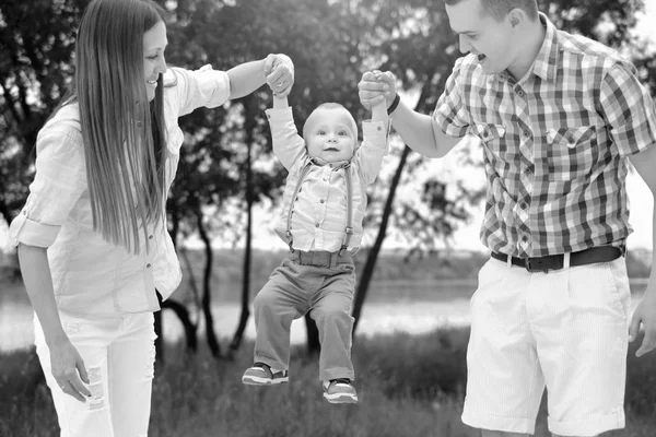 Padres jóvenes jugando con su pequeño hijo —  Fotos de Stock