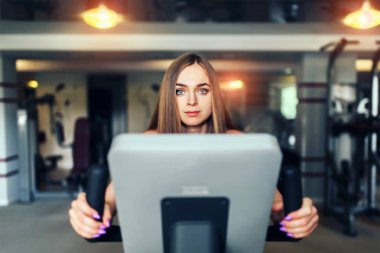 Spor salonunda kadın eğitimi