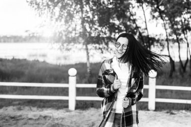 kadın parkta rahatlatıcı