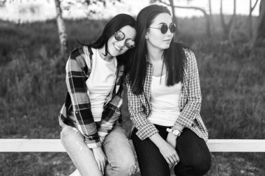 Park yerinde iki genç kadın.