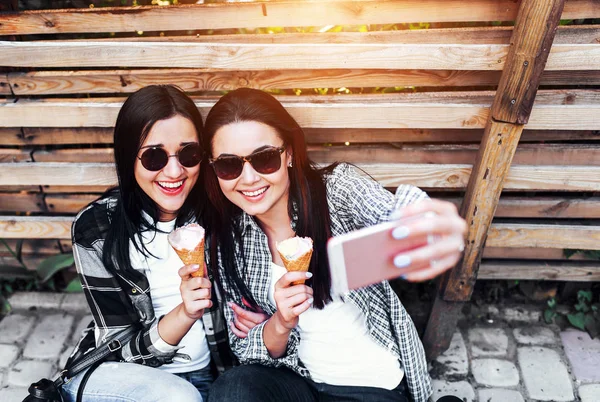 Twee vrouwen eten van ijs — Stockfoto