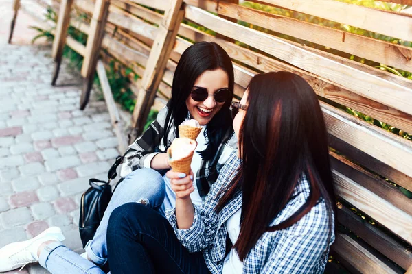  iki kadın dondurma yemek