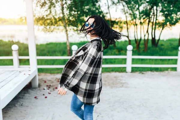 kadın parkta rahatlatıcı