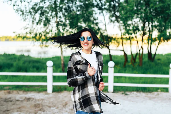 Femme relaxante dans le parc — Photo