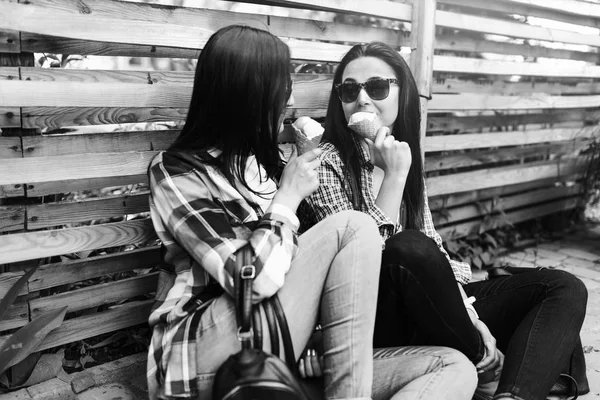 Due donne che mangiano gelato — Foto Stock