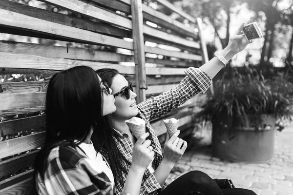 Dos mujeres comiendo helado — Foto de Stock