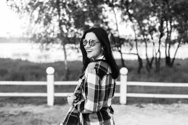 kadın parkta rahatlatıcı