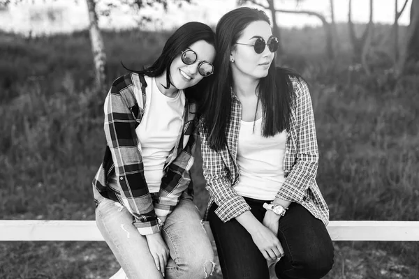 Park yerinde iki genç kadın.