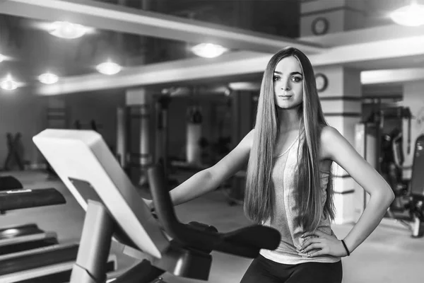 Женские тренировки в спортзале — стоковое фото