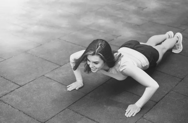 Mooie sportieve jonge vrouw — Stockfoto