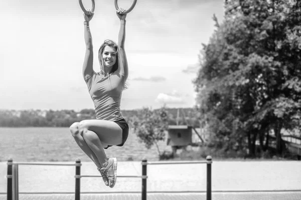 Mooie sportieve jonge vrouw — Stockfoto