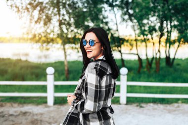 Gülen Kız parkta poz