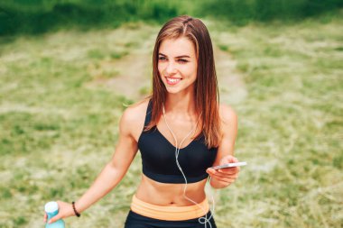 Sportif kız eğitimden sonra rahatlatıcı