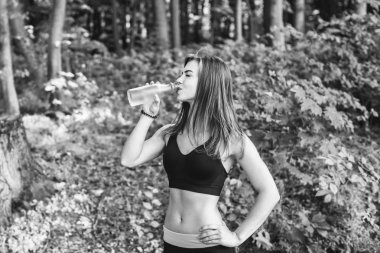 Sportif kız içme suyu