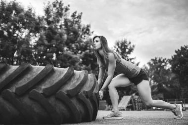 Kız kaldırma eski lastik