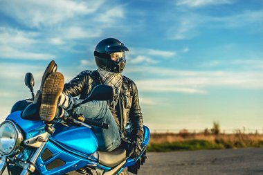 Spor motosiklet üzerinde poz adam